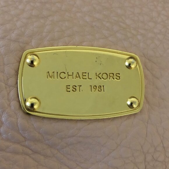 Michael Kors Leather Shoulder Bag EUC - Picture 5 of 15